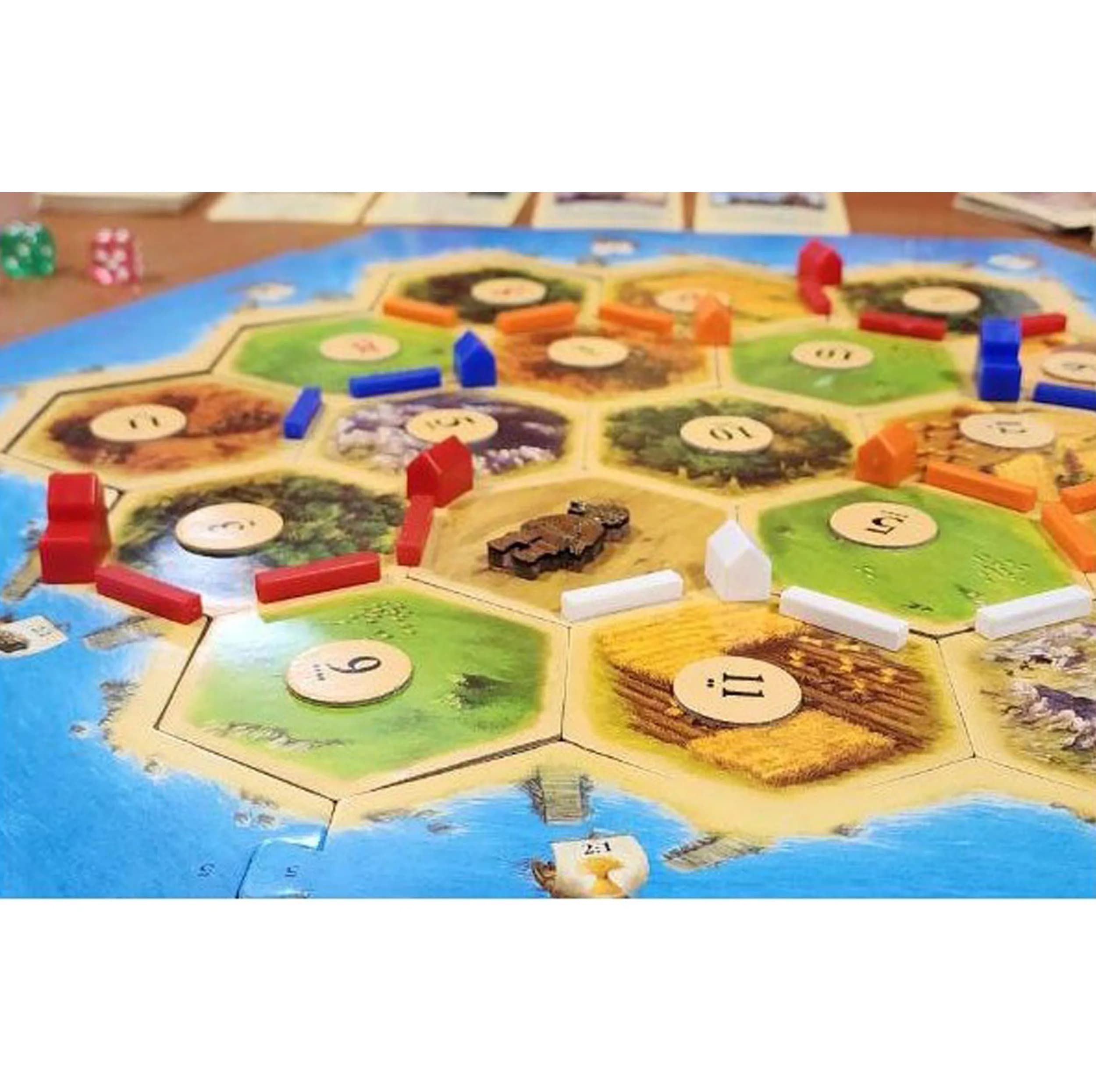 بازی فکری استراتژی مهاجران کاتان Catan، مناسب نوجوان و بزرگسال، 2 تا 4 نفره، درجه سختی آسان، مدت زمان کمتر از یک ساعت، شامل ساخت جاده، خانه و شهر با مبادله منابع و برنامهریزی استراتژیک — تصویر ۳