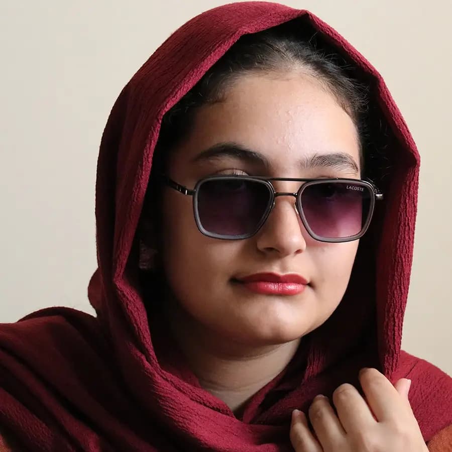عینک آفتابی لاگوست با فریم طوسی و نوک مدادی، شکل مربعی، دسته فنردار و لنز دودی سایه روشن مدل 8075 — تصویر ۲