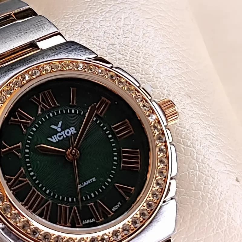 ساعت مچی زنانه ویکتور فرانسه اورجینال نقره ای رزگلد سبز مدل V5770 — تصویر ۵