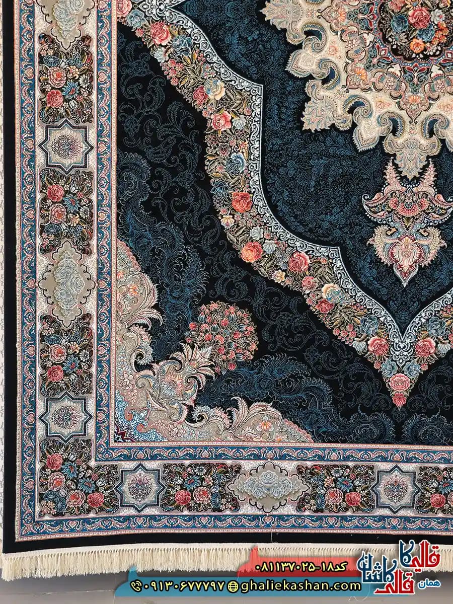 فرش کلاسیک 700 شانه طرح کارینا رنگ سرمه ای کاشان — تصویر ۳