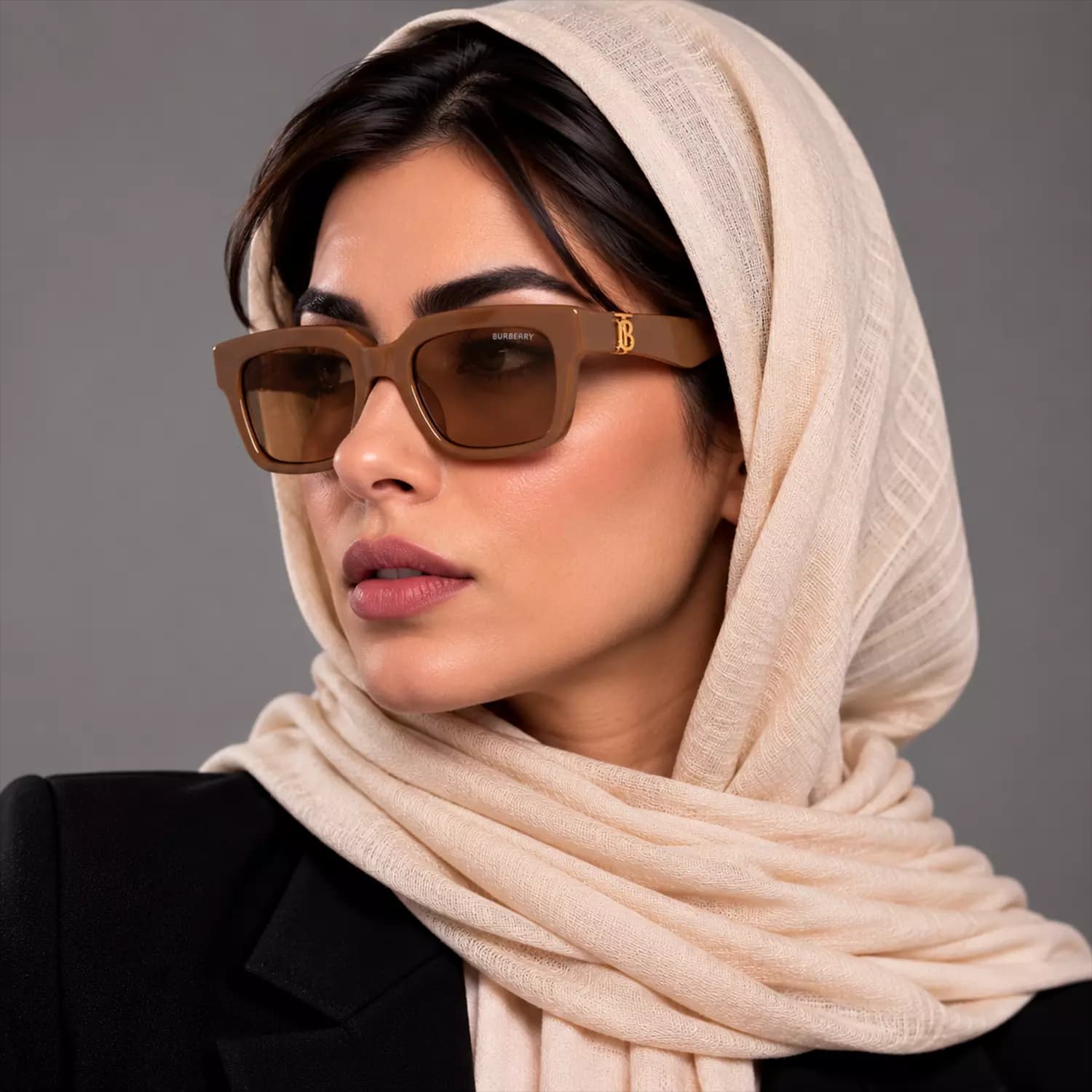 عینک آفتابی باربری فریم مربع زنانه اورجینال کد BE4419 — تصویر ۳
