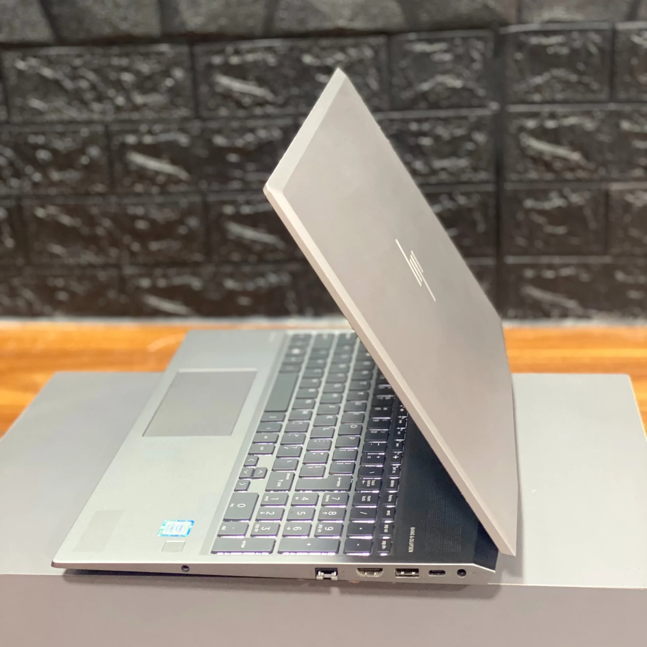 لپ تاپ 14 اینچی اچ پی مدل HP ZBook 15v G5 Core i7-8750H 16GB DDR4 256GB SSD Nvidia Quadro P600 4GB – کارکرده — تصویر ۹