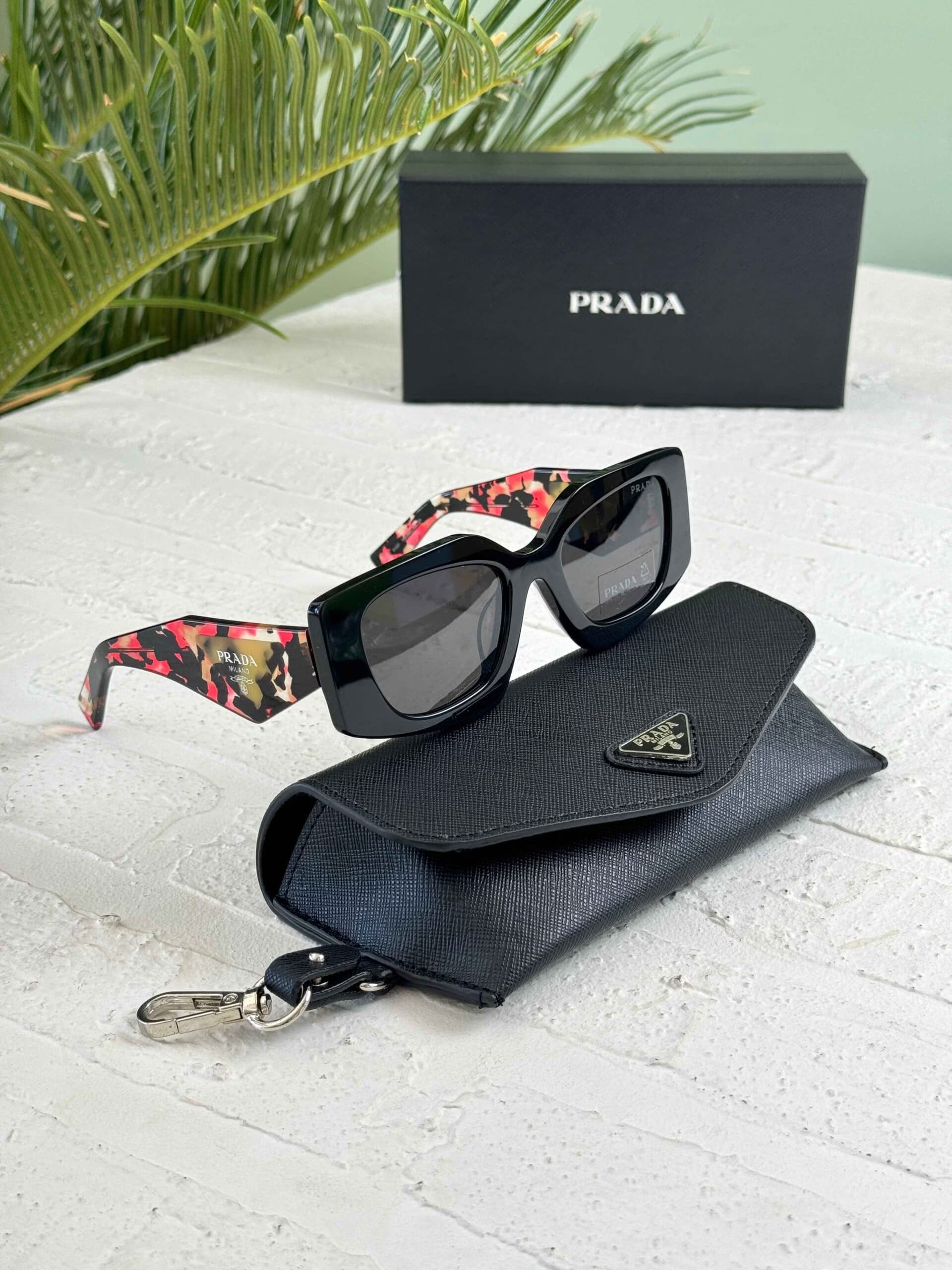 عینک آفتابی زنانه پرادا مدل PRADA SPR 15Y — تصویر ۳
