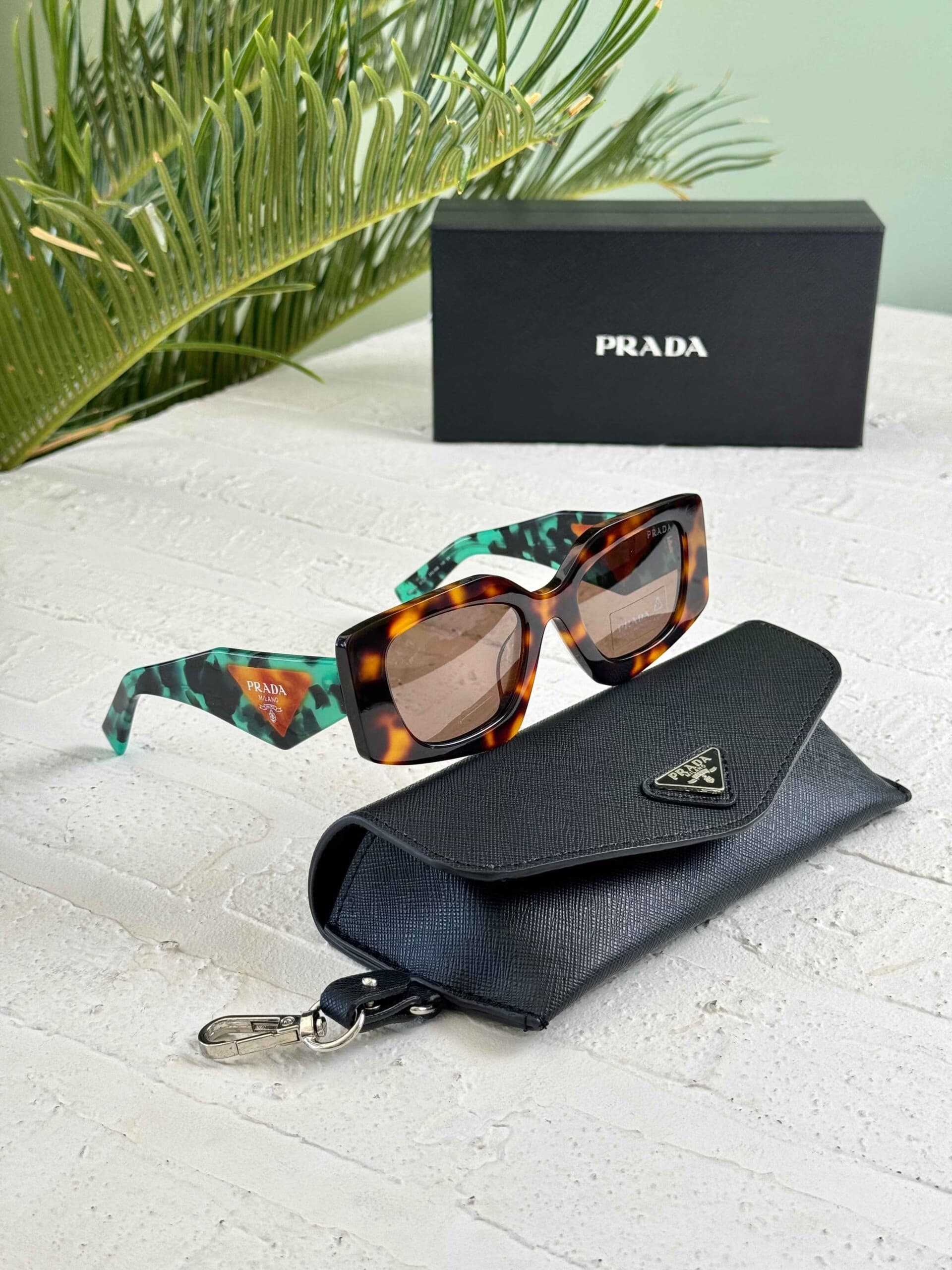 عینک آفتابی زنانه پرادا مدل PRADA SPR 15Y — تصویر ۴