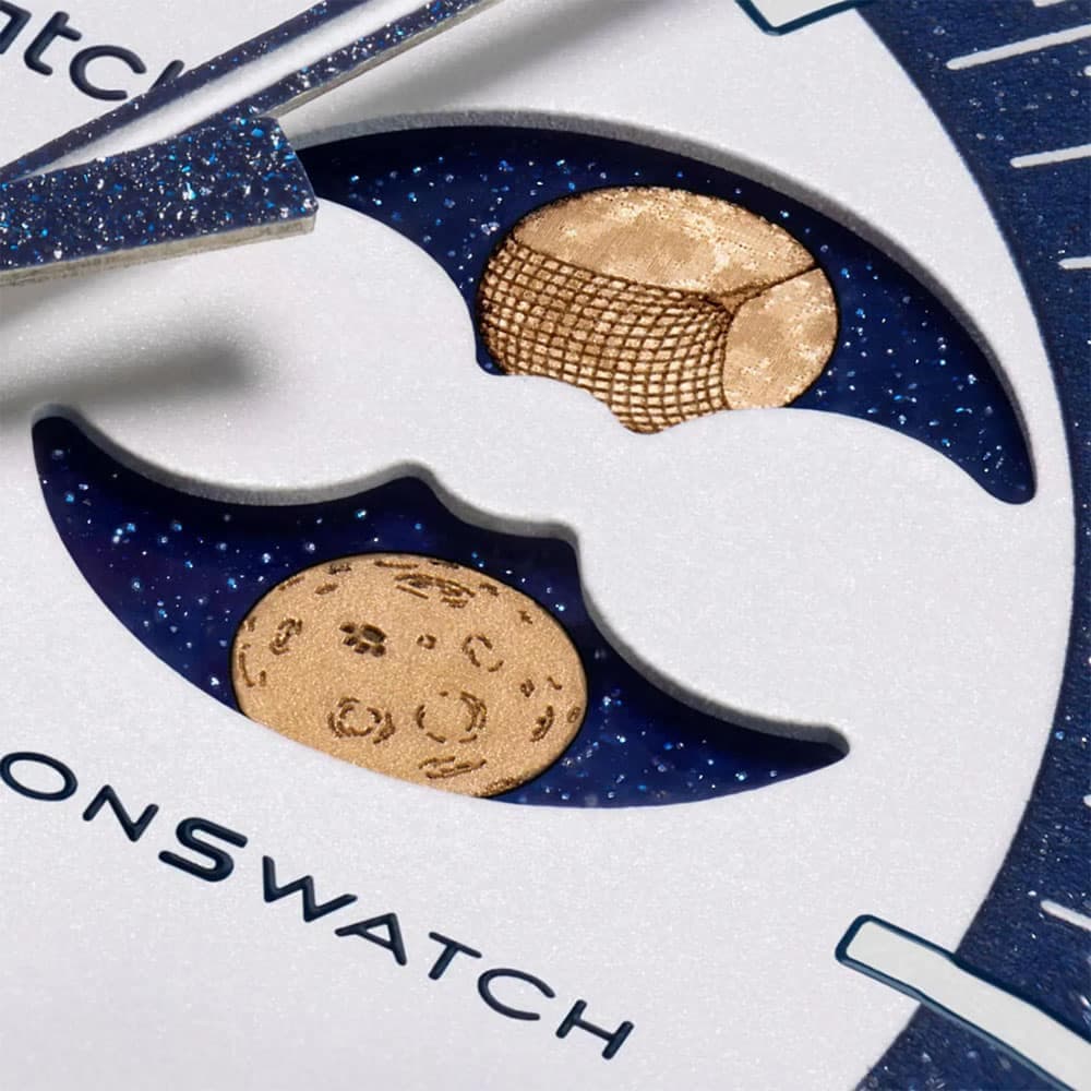 ساعت امگا سواچ مدل MoonSwatch MISSION TO EARTHPHASE – MOONSHINE GOLD Omega X Swatch SO33N701L — تصویر ۴