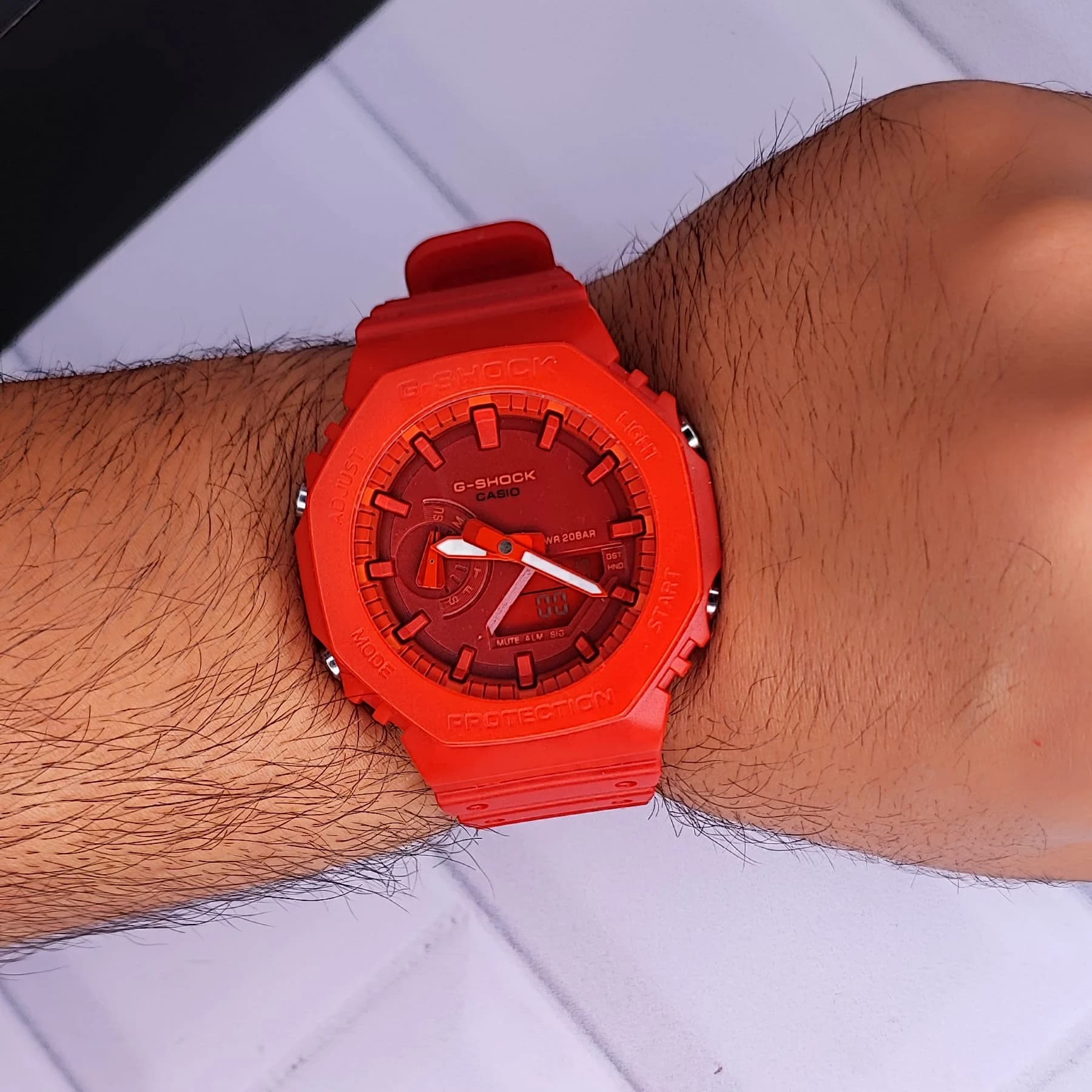 ساعت مچی عقربهای مردانه دو زمانه جی شاک قرمز مدل GA-2100 — تصویر ۳