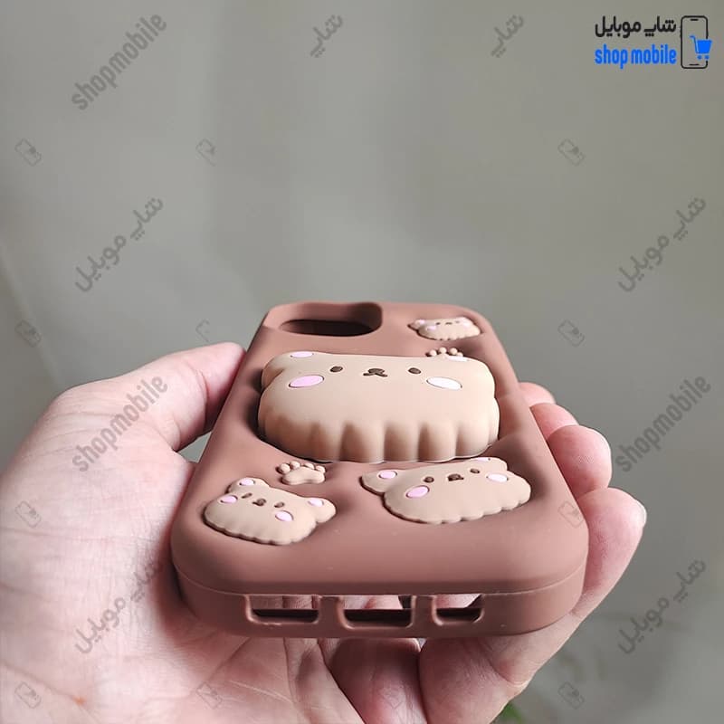قاب گوشی آیفون 13 / آیفون 14 / آیفون 15 (کاور سیلیکونی پاک کنی مدل عروسکی کیوت استندشو طرح خرس بیسکوئیتی) — تصویر ۳
