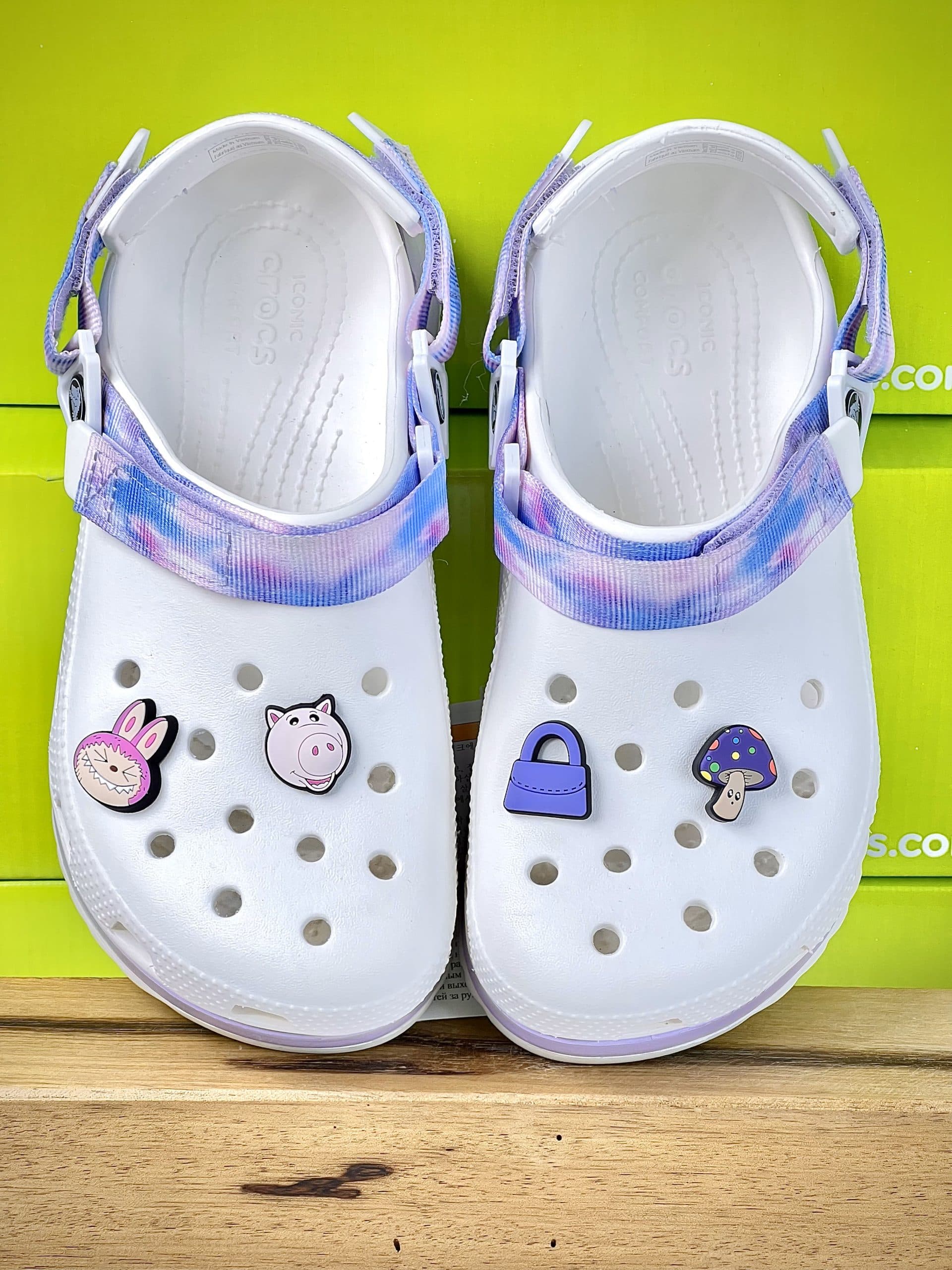 کراکس هایکر سولارایزد سفید یاسی بند آبرنگی زنانه | Crocs Classic Hiker — تصویر ۳