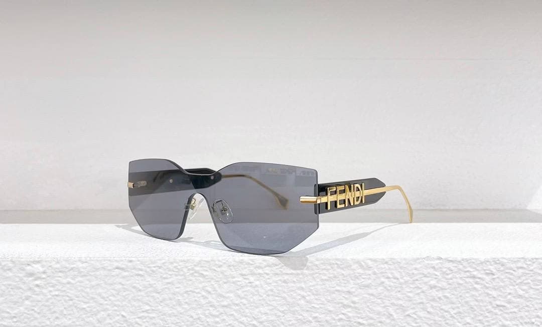 عینک آفتابی زنانه فندی مدل FENDI FE40066U — تصویر ۳
