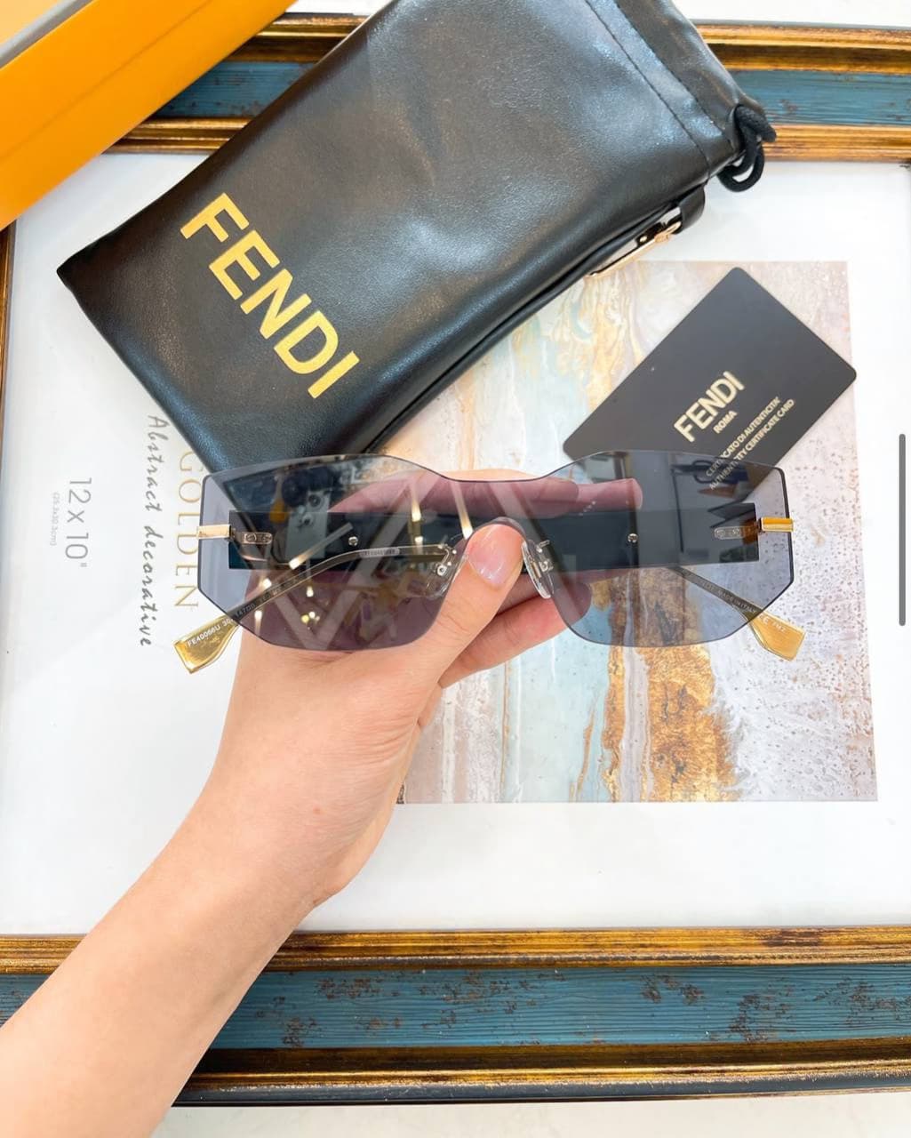 عینک آفتابی زنانه فندی مدل FENDI FE40066U