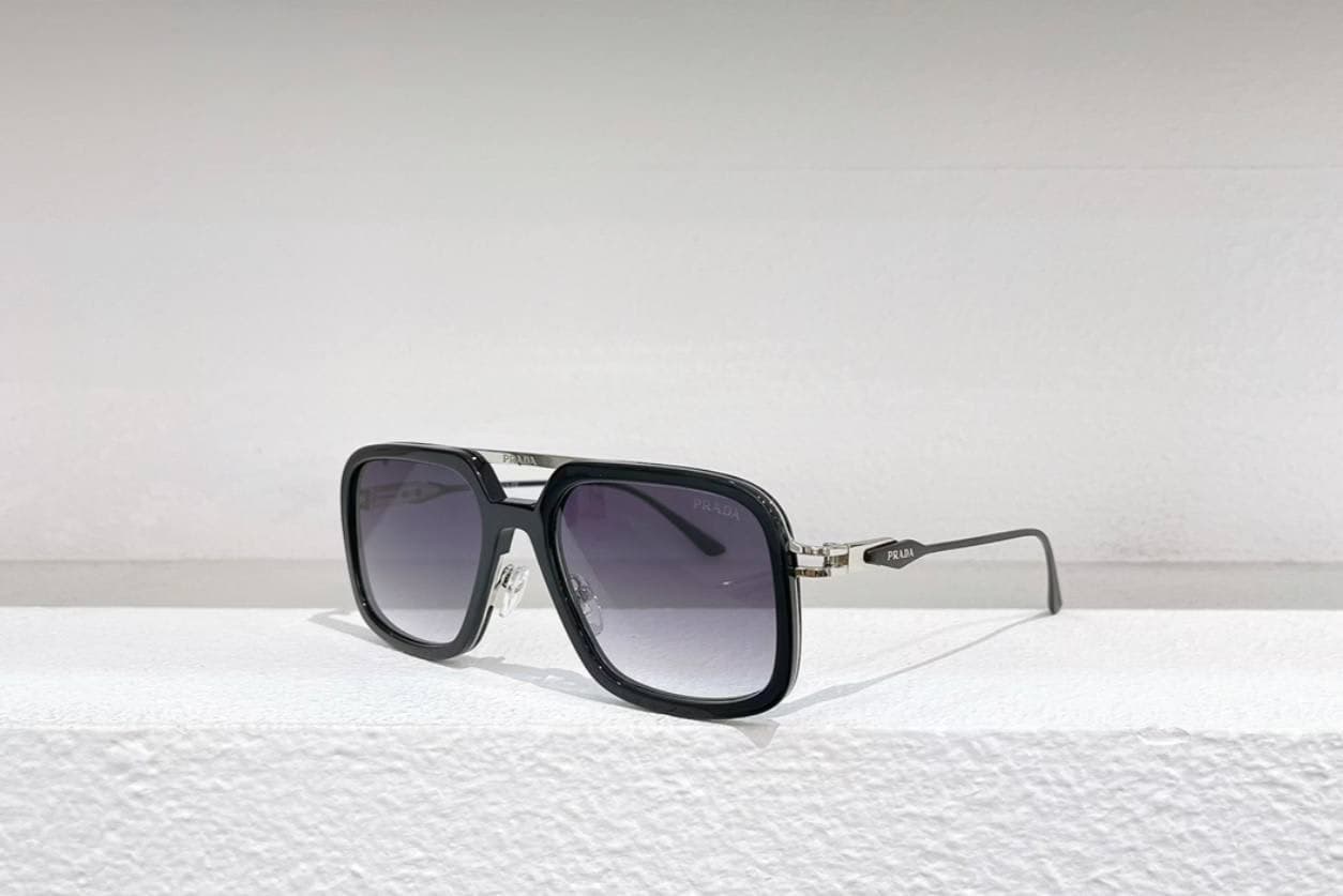 عینک آفتابی زنانه پرادا مدل PRADA Spr 57zs — تصویر ۴
