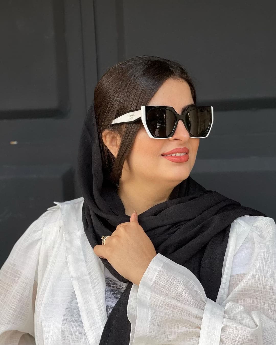 عینک آفتابی زنانه پرادا مدل PRADA SPR 15WF — تصویر ۲