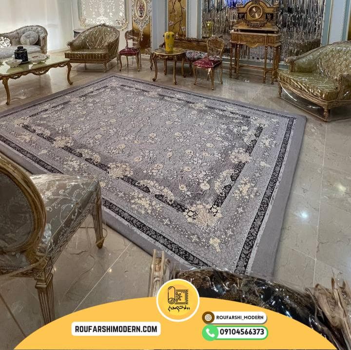 فرشینه / کاور فرش و روفرشی کشدار طرح افشان سه بعدی گل برجسته رنگ طوسی ترکیب کرم کد 1592 (ویدیو) — تصویر ۵