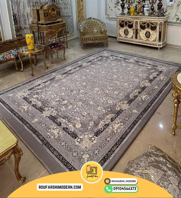 فرشینه / کاور فرش و روفرشی کشدار طرح افشان سه بعدی گل برجسته رنگ طوسی ترکیب کرم کد 1592 (ویدیو) — تصویر ۴