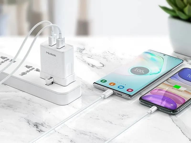 شارژر دیواری دو پورت و کابل لایتنینگ مک دودو Mcdodo CH-5720 Dual USB Travel Charger Set UK — تصویر ۳