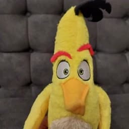عروسک چاکی (پرنده زرد) از انیمیشن و بازی محبوب انگری بردز از برند اصلی Angry Birds — تصویر ۳