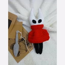 عروسک هورنت Hornet شوالیه توخالی بازی هالو نایت Hollow Knight Silksong بافتنی دستباف سایز متوسط سفیرباف — تصویر ۲