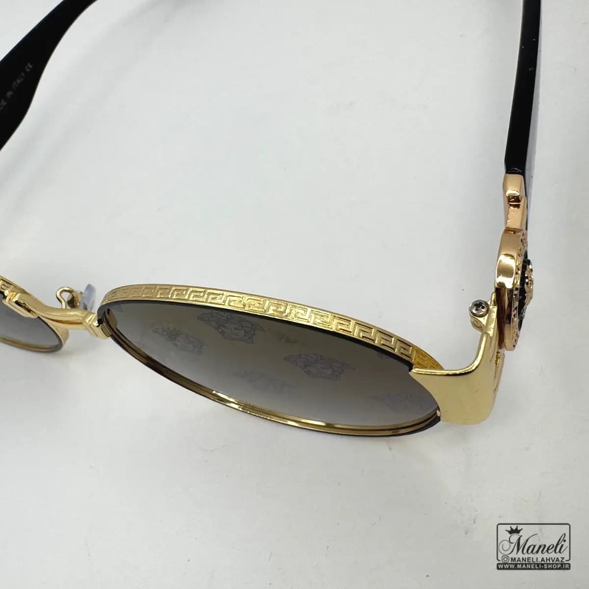 عینک UV برند versace با فریم طلایی و شیشه مشکی — تصویر ۵
