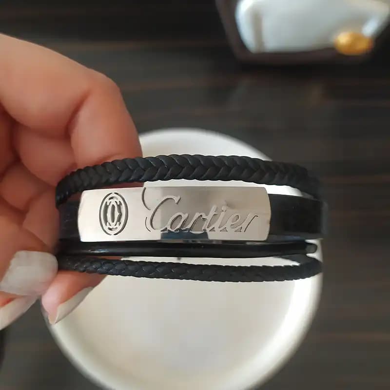 دستبند مردانه چرمی طرح Cartier با پلاک استیل-زیورینو-4 ردیفه — تصویر ۴