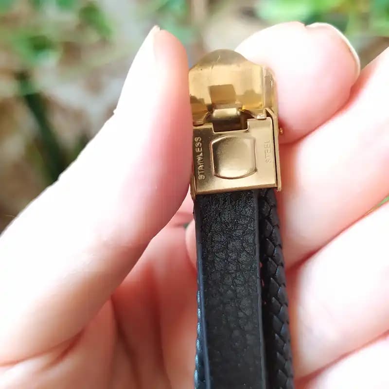 دستبند مردانه چرمی طرح Cartier با پلاک استیل-زیورینو-4 ردیفه — تصویر ۷
