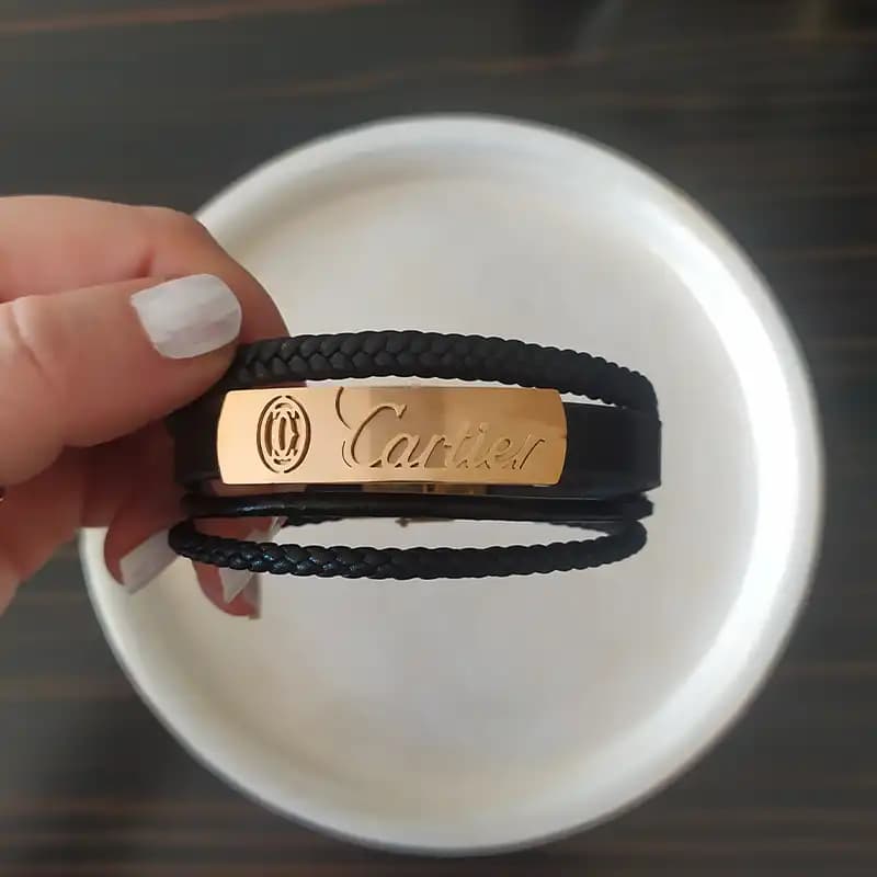 دستبند مردانه چرمی طرح Cartier با پلاک استیل-زیورینو-4 ردیفه — تصویر ۳