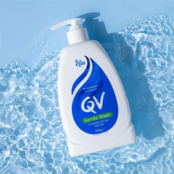 شوینده ملایم صورت کیووی مدل پمپی QV MOISTURIZING CREAM FOR DRY SKIN مناسب برای پوست های خشک و حساس حجم 500 میلی لیتر — تصویر ۳