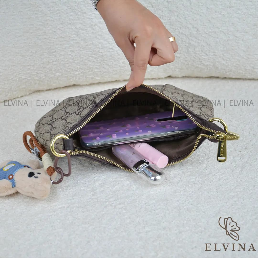 کیف دخترانه قایقی آویز چارم آلا وارداتی برند YADIER دارای دو بند دوشی و دستی — تصویر ۴