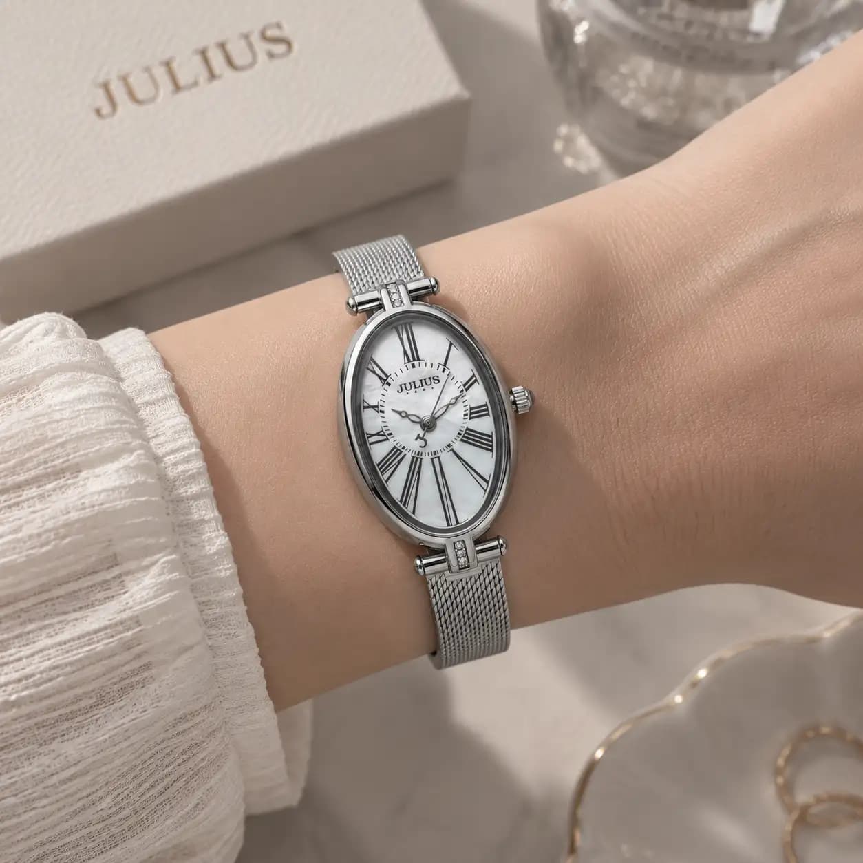 ساعت زنانه جولیوس JA-1555A استیل با بند حصیری سیلور با صفحه ای صدف سفید و کیس بیضی — تصویر ۳