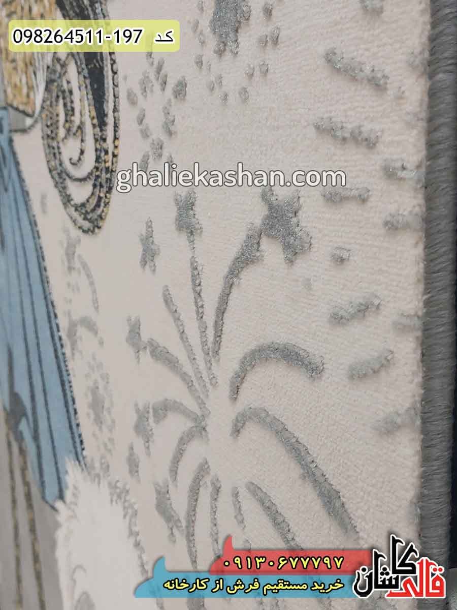 فرش کودک دخترانه طرح دختر کتابخوان زمینه طوسی کاشان – گل برجسته — تصویر ۳