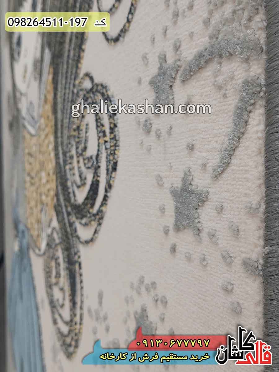 فرش کودک دخترانه طرح دختر کتابخوان زمینه طوسی کاشان – گل برجسته — تصویر ۴