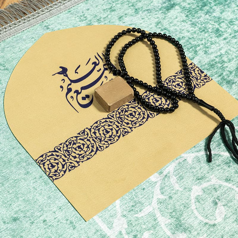 جانماز طرح “إِنَّهُ هُوَ السَّمِيعُ العَلِيمُ” – سادگی و معنویت در یک قاب زیبا — تصویر ۳