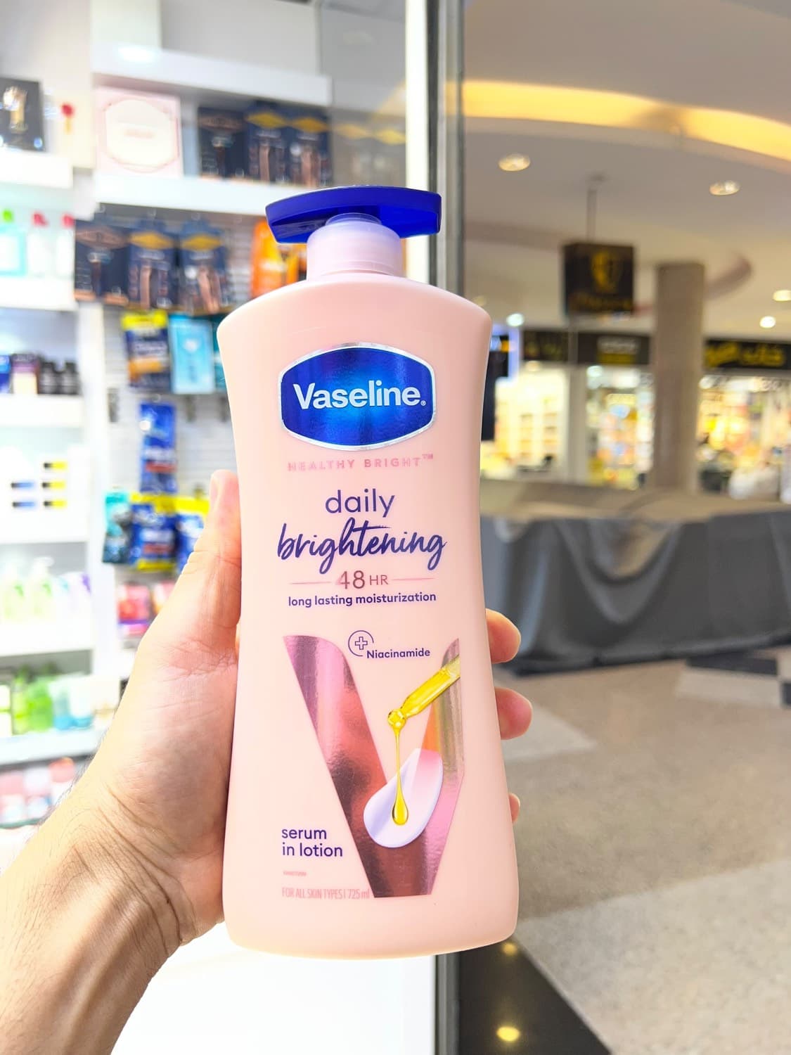 لوسیون بدن 48 ساعته نیاسینامید وازلین Vaseline مدل Daily Brightening Long Lasting Lotion(725 میل) — تصویر ۲