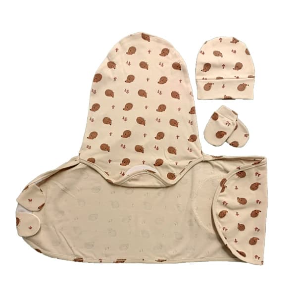 قنداق دورپیچ نوزاد طرح جوجه تیغی کرم برند بی بی 4 لایف baby 4 life کد 8411