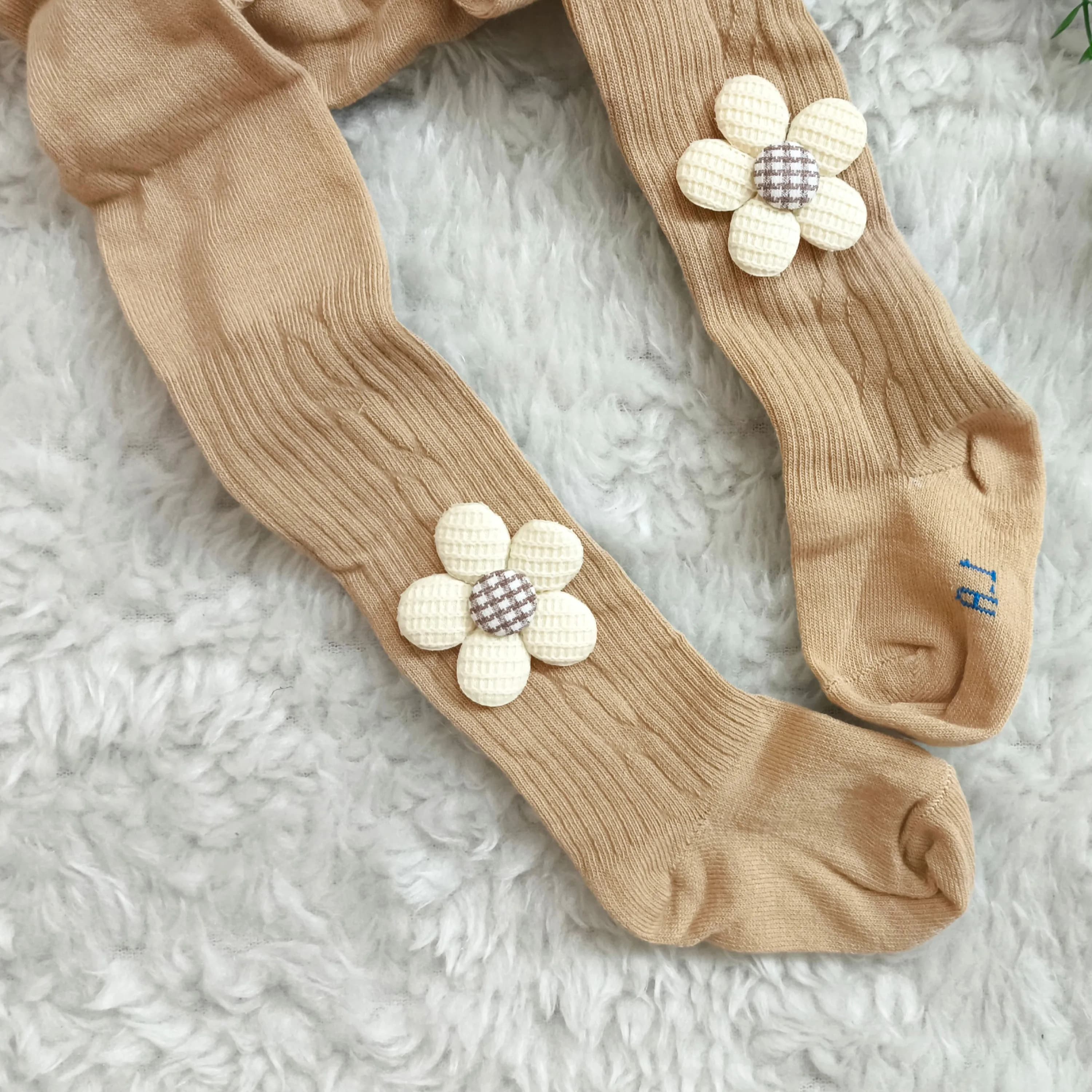 جوراب شلواری نوزادی دخترانه طرح گل بابونه کبریتی پنبه ای — تصویر ۶