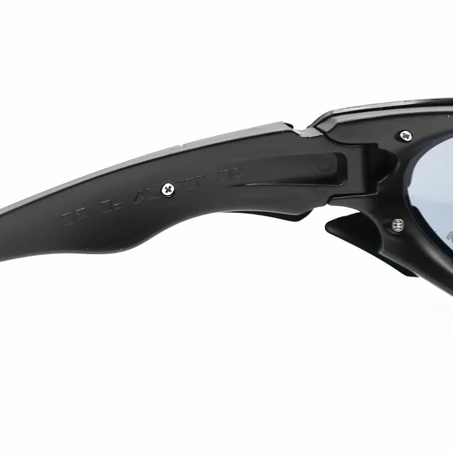 عینک OAKLEY طرح Plate با فریم مشکی مات، شکل بیضی، بیسدار و لنز دودی تیره مدل 9367 — تصویر ۷