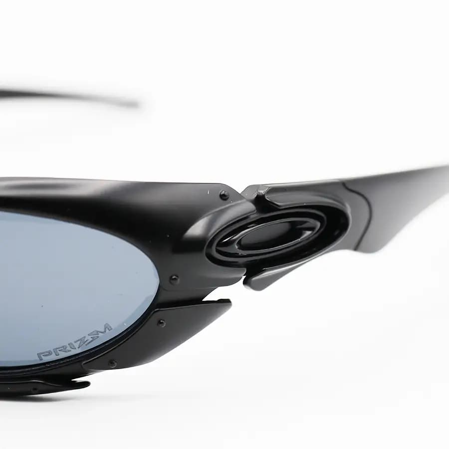 عینک OAKLEY طرح Plate با فریم مشکی مات، شکل بیضی، بیسدار و لنز دودی تیره مدل 9367 — تصویر ۵