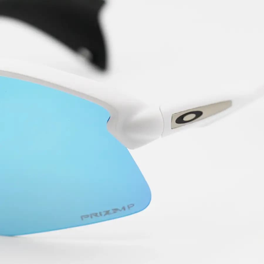 عینک ورزشی OAKLEY طرح Stunt Devil با فریم سفید مات، نیم فریم و لنز جیوهای و آبی و پلاریزه مدل OO9517 — تصویر ۶