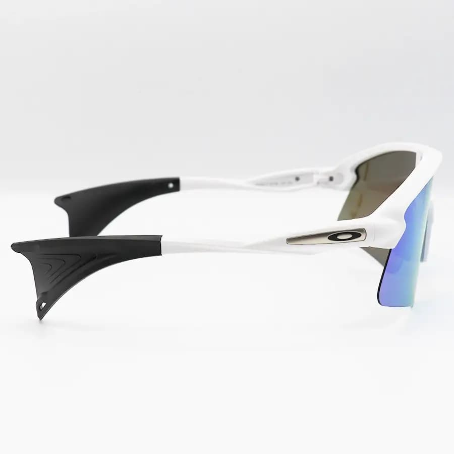 عینک ورزشی OAKLEY طرح Stunt Devil با فریم سفید مات، نیم فریم و لنز جیوهای و آبی و پلاریزه مدل OO9517 — تصویر ۸
