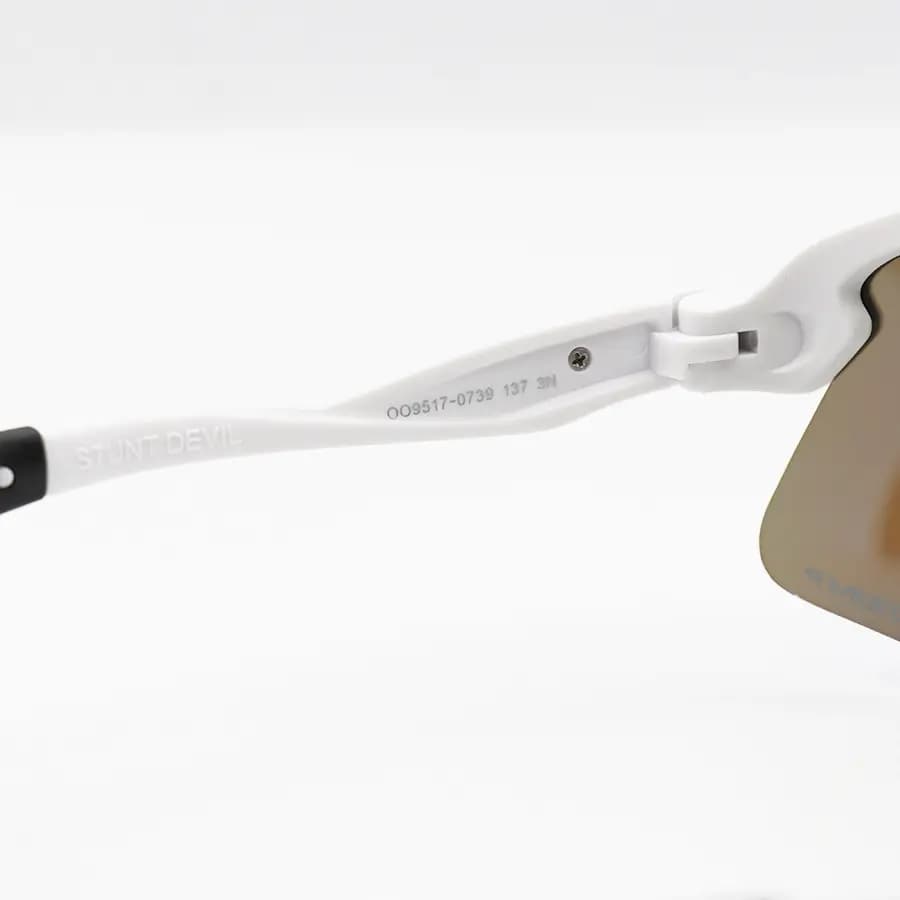 عینک ورزشی OAKLEY طرح Stunt Devil با فریم سفید مات، نیم فریم و لنز جیوهای و آبی و پلاریزه مدل OO9517 — تصویر ۷