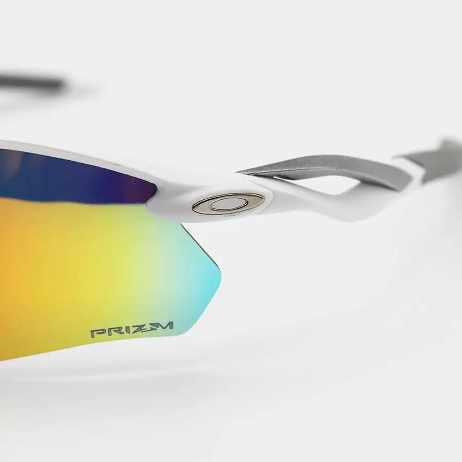عینک ورزشی OAKLEY طرح RADAR با فریم سفید مات، نیم فریم و لنز جیوهای و چند رنگ مدل OO9495D — تصویر ۶