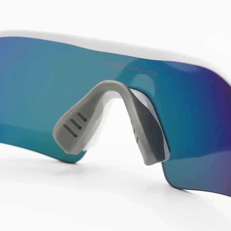 عینک ورزشی OAKLEY طرح RADAR با فریم سفید مات، نیم فریم و لنز جیوهای و چند رنگ مدل OO9495D — تصویر ۷