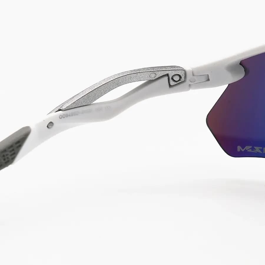 عینک ورزشی OAKLEY طرح RADAR با فریم سفید مات، نیم فریم و لنز جیوهای و چند رنگ مدل OO9495D — تصویر ۸