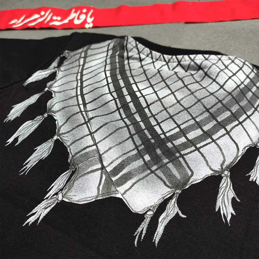 تیشرت مشکی طرح پلاک و چفیه کد 18300 — تصویر ۵