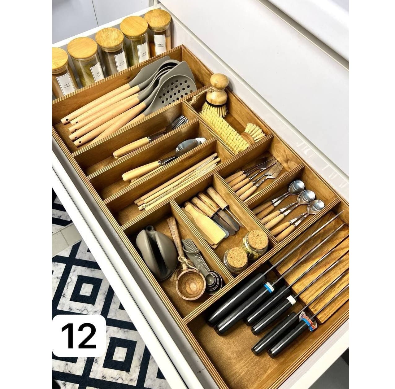 جا قاشقی داخل کابینت بزرگ