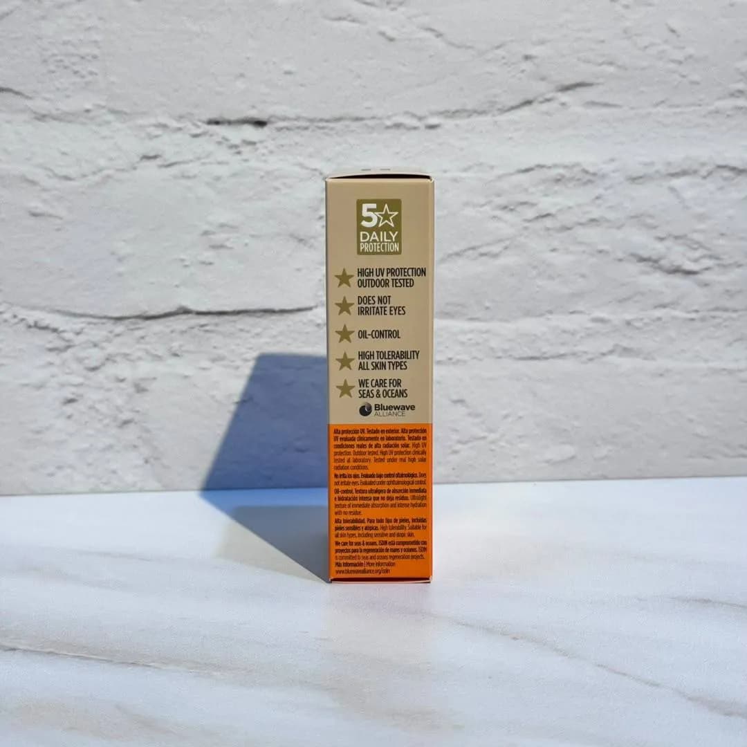 ضد آفتاب رنگی ایزدین مدل لایت ISDIN Fotoprotector Fusion Water SPF 50 Light — تصویر ۶
