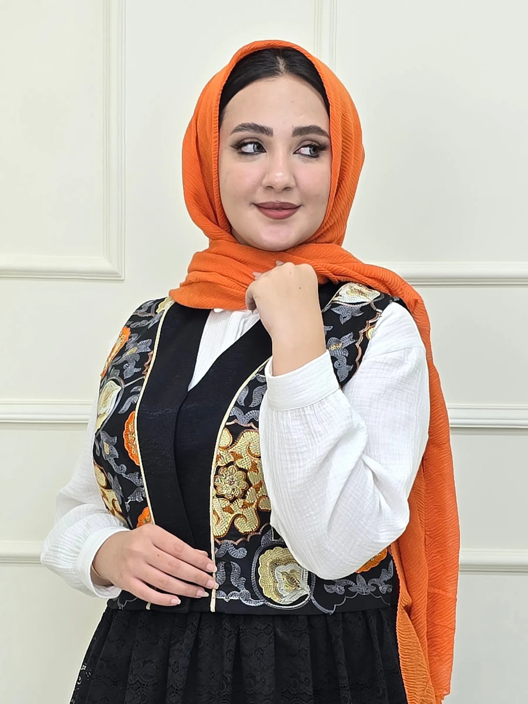 جلیقه بخارادوزی مشکی طلایی کد ws51