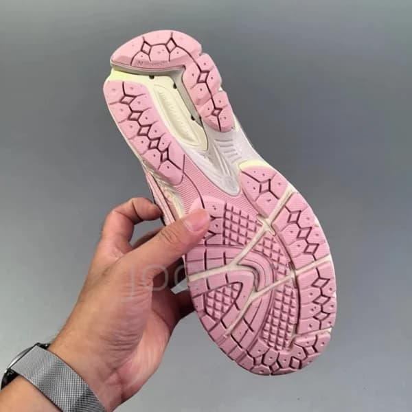 کفش نیوبالانس 1906 صورتی کرم نقرهای New Balance 1906R Lunar New Year Pink M1906NLN — تصویر ۶