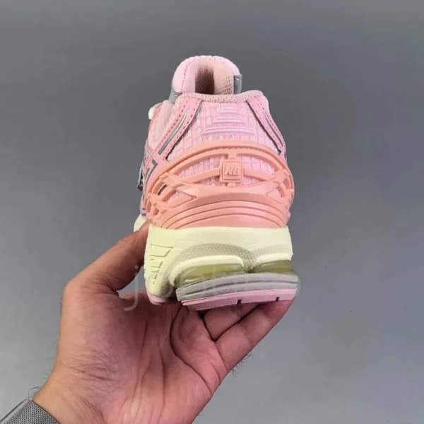 کفش نیوبالانس 1906 صورتی کرم نقرهای New Balance 1906R Lunar New Year Pink M1906NLN — تصویر ۴