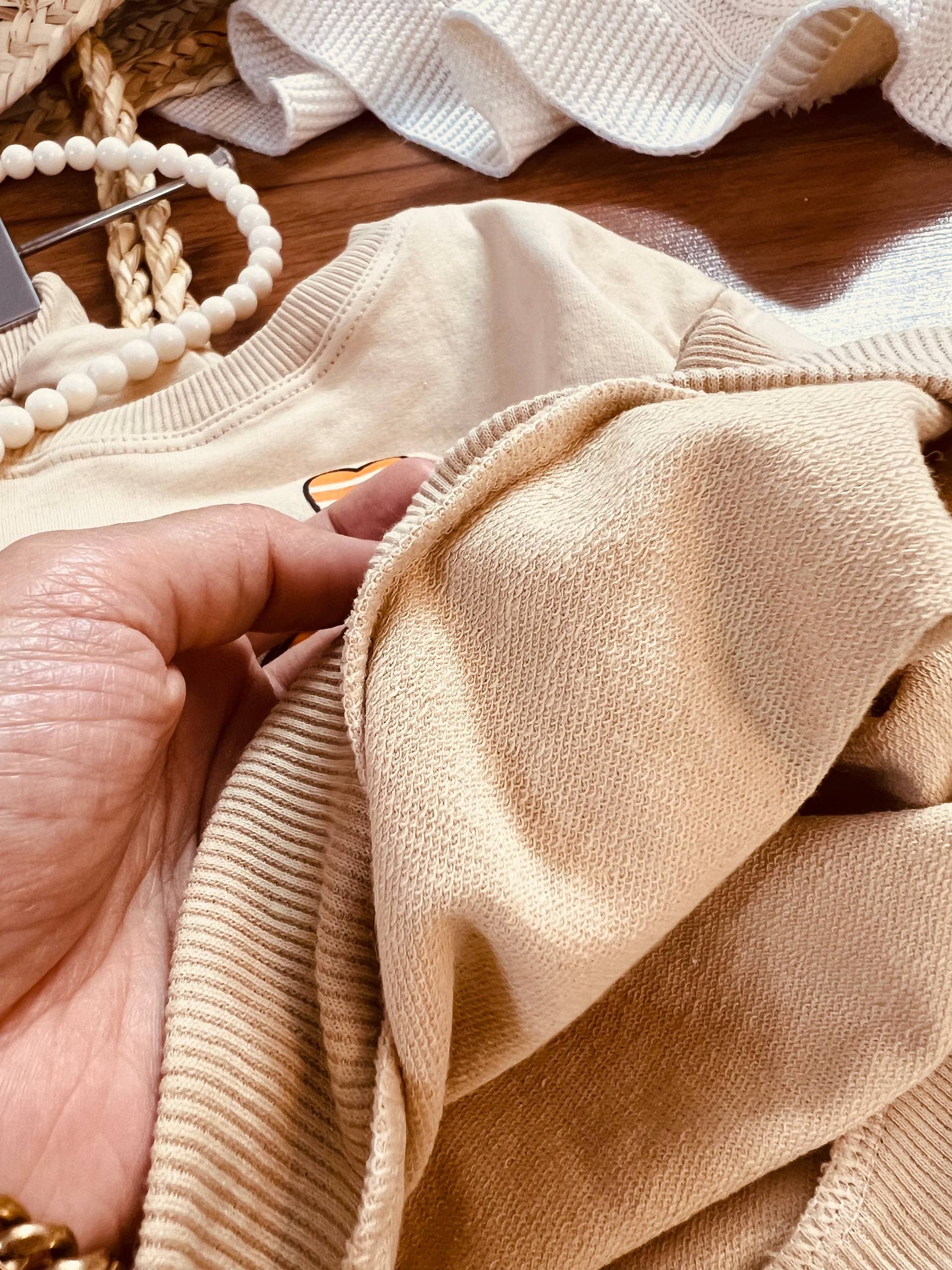 بلوز و شلوار دورس بچگانه دختر عینکی — تصویر ۴