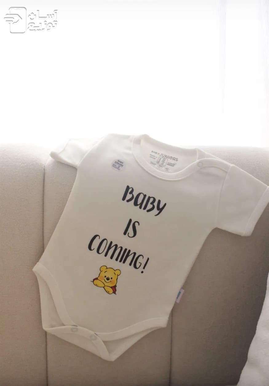 لباس سرهمی نوزاد جونیور طرح BABY IS COMING — تصویر ۳